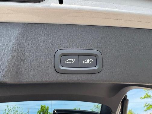 Silver Dawn Metallic 2023 Volvo XC40 B5 Ultimate Dark Theme