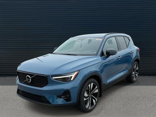 2025 Volvo XC40 B5 Ultra Dark Theme