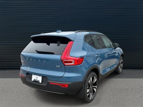 2025 Volvo XC40 B5 Ultra Dark Theme