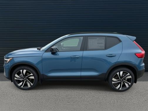 2025 Volvo XC40 B5 Ultra Dark Theme