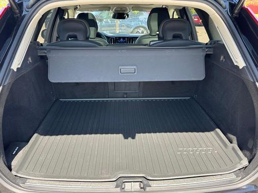 Onyx Black Metallic 2023 Volvo XC60 B5 Plus Bright Theme