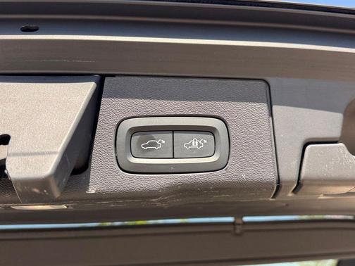 Onyx Black Metallic 2023 Volvo XC60 B5 Plus Bright Theme