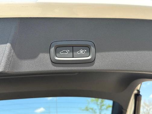 Crystal White Metallic 2023 Volvo XC40 Recharge Pure Electric Twin Plus