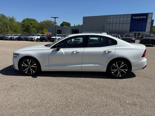 Crystal White 2025 Volvo S60 B5 Core