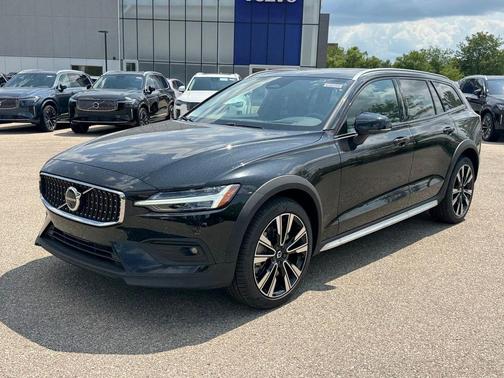 Onyx Black Metallic 2026 Volvo V60 Cross Country Ultra, B5 AWD Gas (mild hybrid)