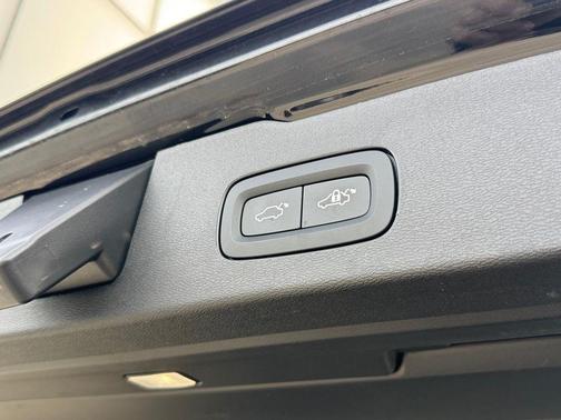 Onyx Black Metallic 2026 Volvo V60 Cross Country Plus, B5 AWD Gas (mild hybrid)