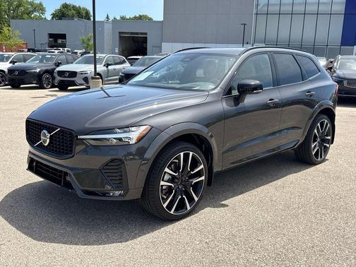 Platinum Grey Metallic 2025 Volvo XC60 B5 Ultra