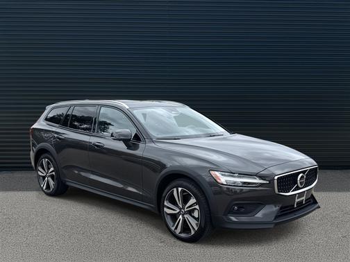2025 Volvo V60 Cross Country B5 Plus