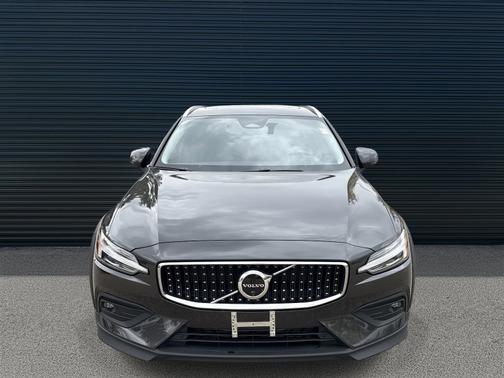 2025 Volvo V60 Cross Country B5 Plus