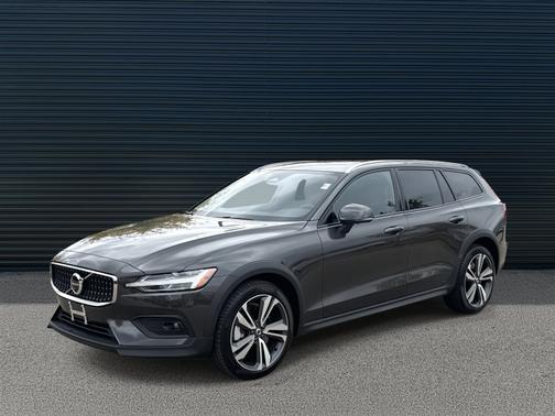 2025 Volvo V60 Cross Country B5 Plus