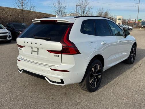 Crystal White Metallic 2026 Volvo XC60 B5 Plus