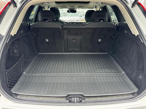 Crystal White 2023 Volvo XC60 Recharge Plug-In Hybrid T8 Plus Dark Theme