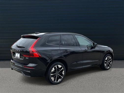 Onyx Black Metallic 2026 Volvo XC60 B5 Plus