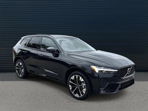 Onyx Black Metallic 2026 Volvo XC60 B5 Plus