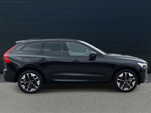 Onyx Black Metallic 2026 Volvo XC60 B5 Plus