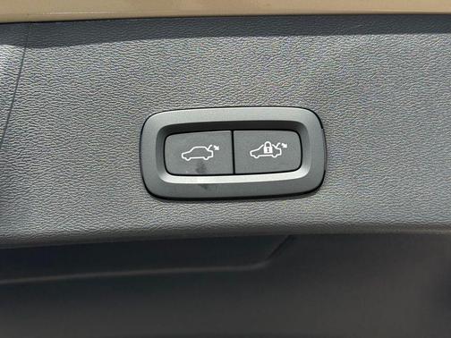 Sand Dune Metallic 2026 Volvo XC40 Ultra, B5 AWD Gas (mild hybrid), Dark