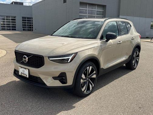 Sand Dune Metallic 2026 Volvo XC40 Ultra, B5 AWD Gas (mild hybrid), Dark