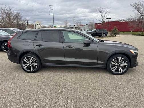2025 Volvo V60 Cross Country Plus