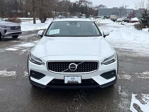 2024 Volvo V60 Cross Country Plus