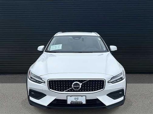 2024 Volvo V60 Cross Country Plus