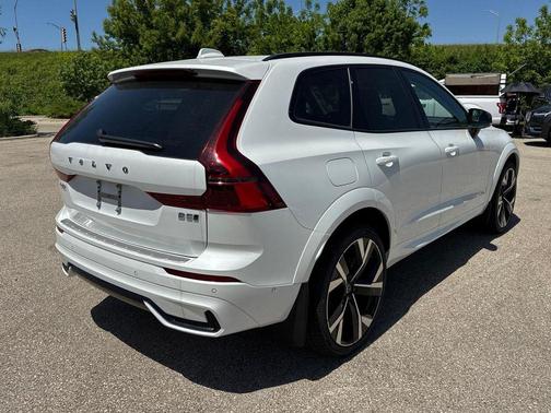 Crystal White Metallic 2026 Volvo XC60 B5 Ultra