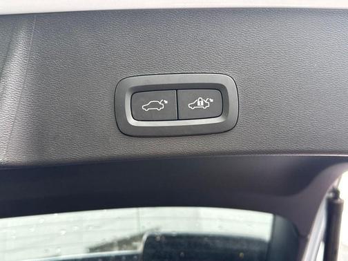 Cloud Blue 2024 Volvo XC40 B5 Ultimate Dark Theme