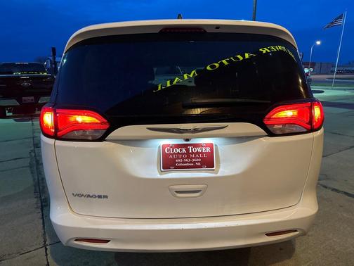 2022 Chrysler Voyager LX