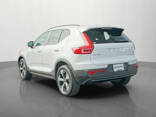 2023 Volvo XC40 Plus Dark Theme