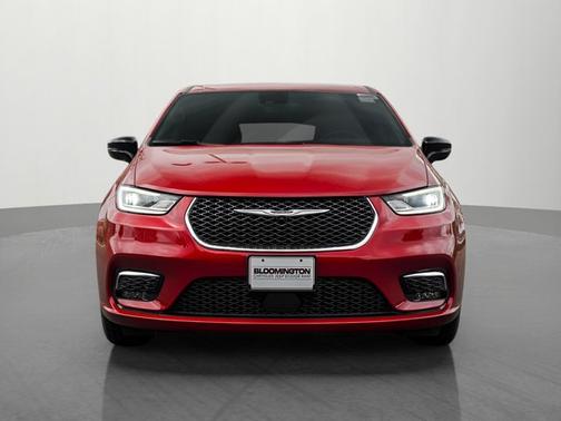 Red Hot Pearlcoat 2026 Chrysler Pacifica Select