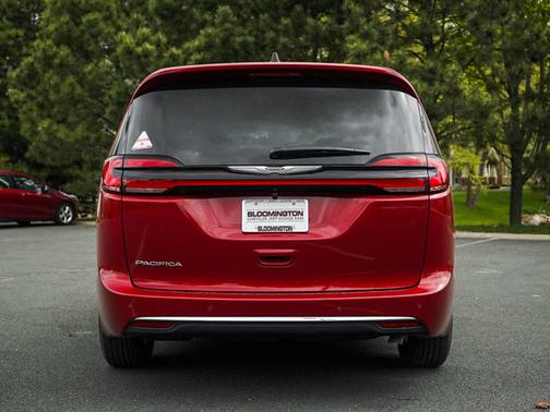 Red Hot Pearlcoat 2026 Chrysler Pacifica Select