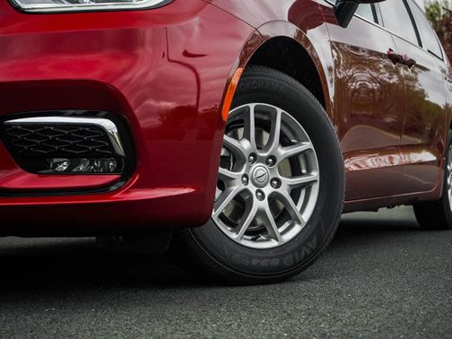 Red Hot Pearlcoat 2026 Chrysler Pacifica Select