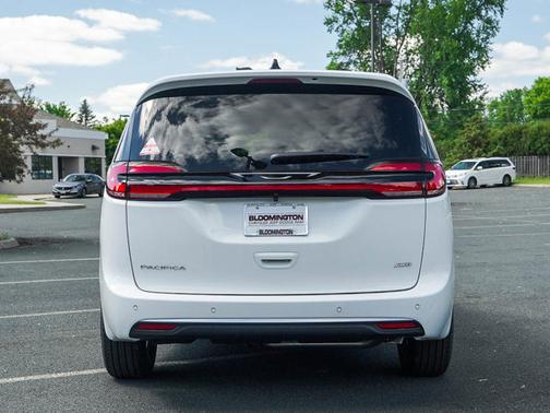 Pw7 2027 Chrysler Pacifica Select