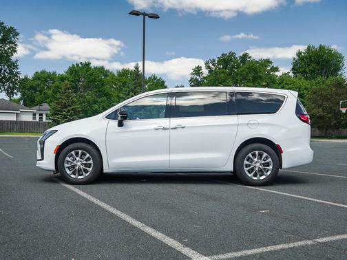 Pw7 2027 Chrysler Pacifica Select