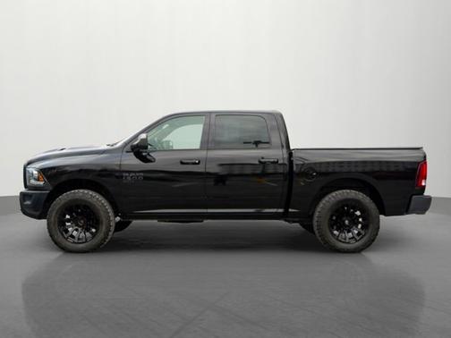 Diamond Black Crystal Pearlcoat 2022 RAM 1500 Classic Warlock