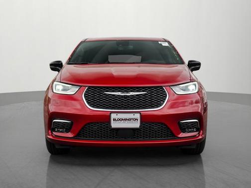 Red Hot Pearlcoat 2026 Chrysler Pacifica Limited