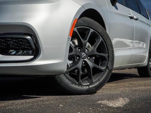 Silver Mist Clearcoat 2026 Chrysler Pacifica Limited