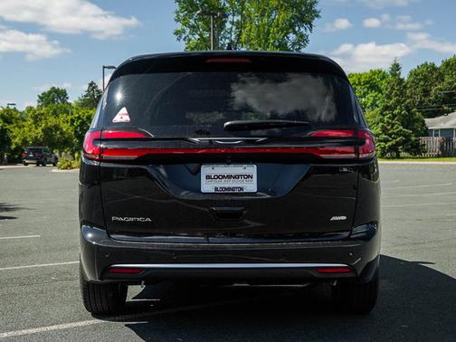 Pxj 2027 Chrysler Pacifica Select