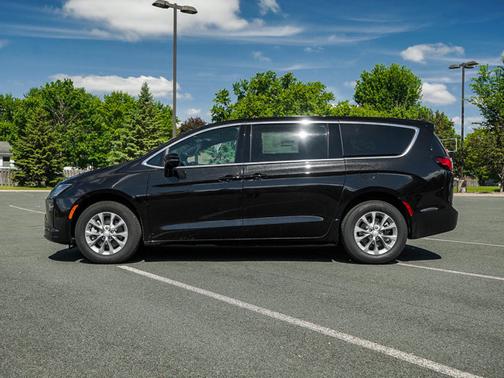 Pxj 2027 Chrysler Pacifica Select