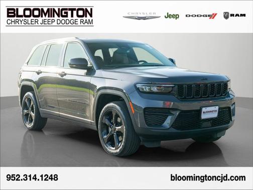 Baltic Gray Metallic Clearcoat 2023 Jeep Grand Cherokee Altitude