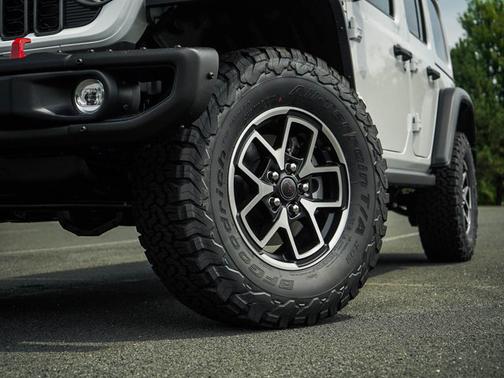 Bright White Clearcoat 2026 Jeep Wrangler Rubicon