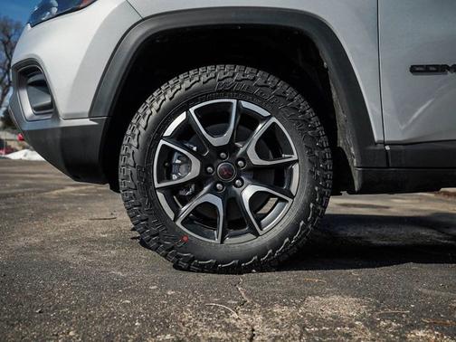 Silver Zynith Metallic Clearcoat 2026 Jeep Compass Trailhawk