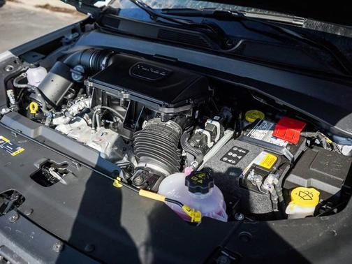 Silver Zynith Metallic Clearcoat 2026 Jeep Compass Trailhawk