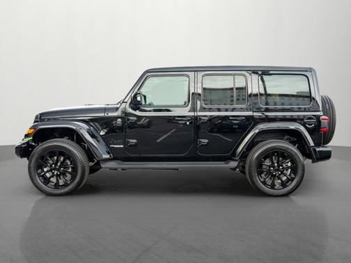 Black Clearcoat 2022 Jeep Wrangler Unlimited High Altitude
