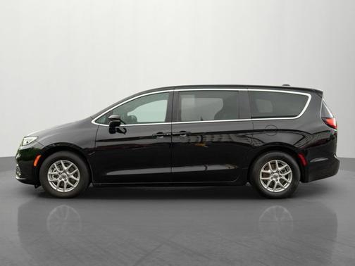 Diamond Black Crystal Pearlcoat 2025 Chrysler Pacifica Select