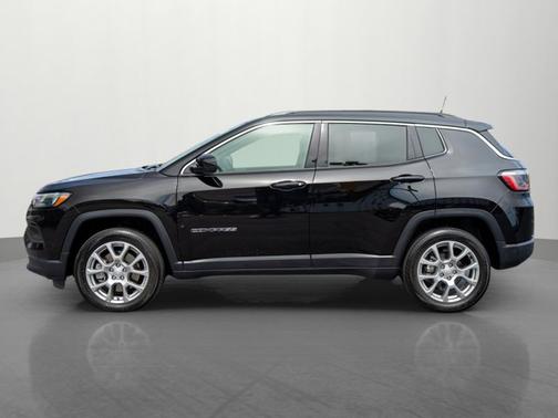 Diamond Black Crystal Pearlcoat 2023 Jeep Compass Latitude Lux