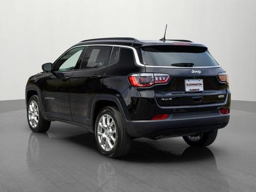 Diamond Black Crystal Pearlcoat 2023 Jeep Compass Latitude Lux