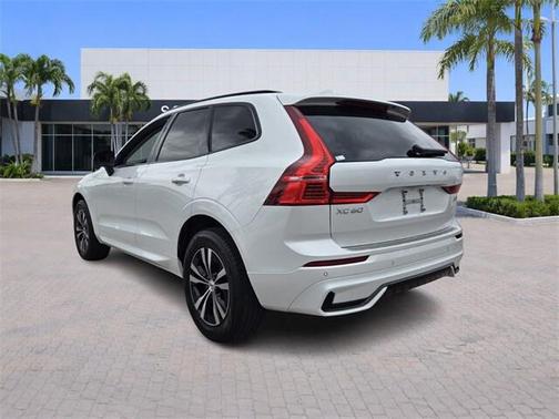 2024 Volvo XC60 B5 Core Dark Theme