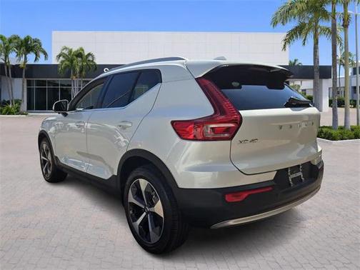2023 Volvo XC40 B4 Plus Bright Theme