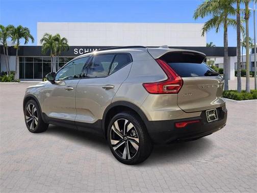 2023 Volvo XC40 B5 Plus Dark Theme