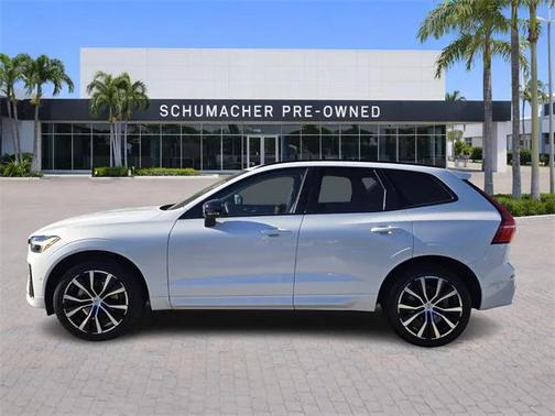 2023 Volvo XC60 B5 Plus Dark Theme